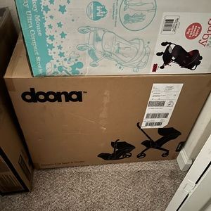 Doona Stroller. (Color, Black)